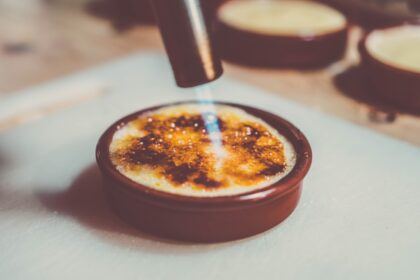 découvrez la recette classique de la crème brûlée, un dessert onctueux à base de crème, de jaunes d'œufs et de sucre, couronné d'une fine couche de caramel croquant. idéale pour émerveiller vos convives avec un mariage parfait de textures et de saveurs.