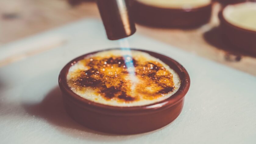 découvrez la recette classique de la crème brûlée, un dessert onctueux à base de crème, de jaunes d'œufs et de sucre, couronné d'une fine couche de caramel croquant. idéale pour émerveiller vos convives avec un mariage parfait de textures et de saveurs.