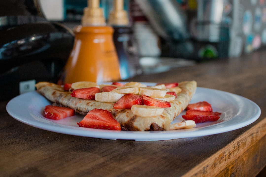 découvrez des recettes de crêpes délicieuses, sucrées ou salées, idéales pour toutes les occasions. apprenez des astuces pour réussir vos crêpes parfaites à chaque fois et régalez-vous avec des garnitures variées!