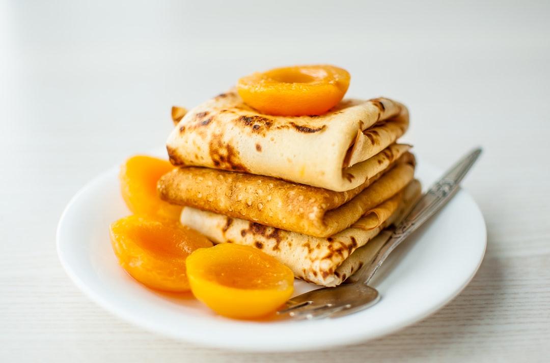 découvrez la recette parfaite de crêpes légères et savoureuses ! que vous les aimiez sucrées ou salées, apprenez à les préparer facilement pour régaler vos amis et votre famille lors de vos repas ou goûters. un vrai délice à personnaliser selon vos envies !