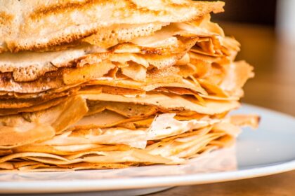 découvrez des recettes de crêpes délicieuses et faciles à réaliser. que ce soit pour un dessert sucré ou un plat salé, nos conseils et astuces vous aideront à préparer des crêpes moelleuses qui raviront vos convives. explorez un monde de saveurs avec nos garnitures variées et nos techniques de cuisson.