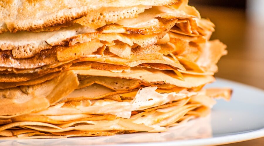 découvrez des recettes de crêpes délicieuses et faciles à réaliser. que ce soit pour un dessert sucré ou un plat salé, nos conseils et astuces vous aideront à préparer des crêpes moelleuses qui raviront vos convives. explorez un monde de saveurs avec nos garnitures variées et nos techniques de cuisson.