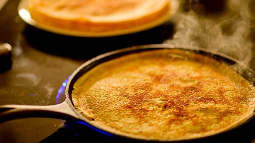 découvrez des recettes de crêpes délicieuses et variées, idéales pour toutes les occasions. que vous soyez fan de crêpes sucrées ou salées, apprenez à les préparer facilement et régalez vos proches avec des saveurs alléchantes.
