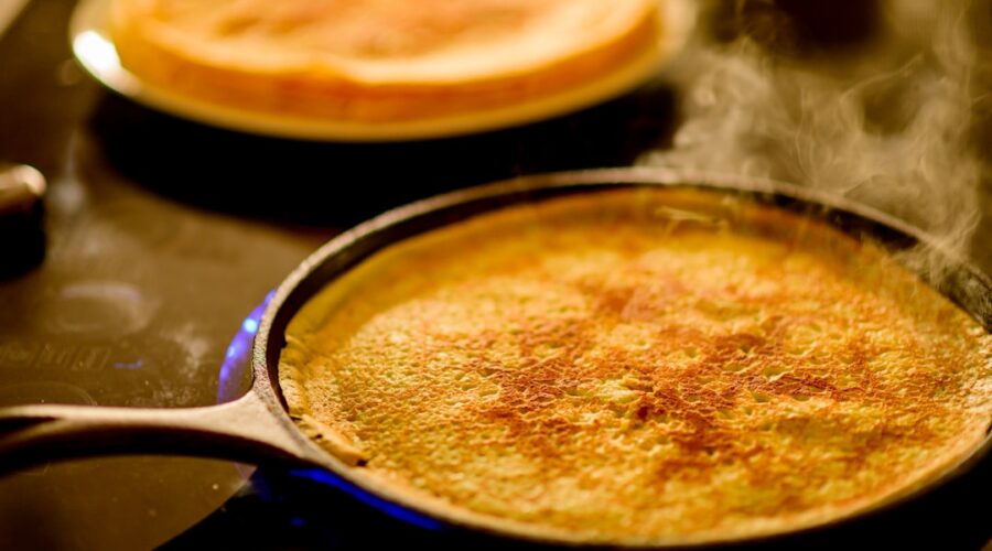 découvrez des recettes de crêpes délicieuses et variées, idéales pour toutes les occasions. que vous soyez fan de crêpes sucrées ou salées, apprenez à les préparer facilement et régalez vos proches avec des saveurs alléchantes.