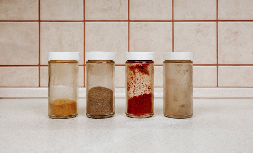 découvrez les bienfaits et les utilisations du cumin, une épice aux arômes riches et aux vertus médicinales reconnues. apprenez à l'incorporer dans vos plats pour rehausser les saveurs et améliorer votre santé.