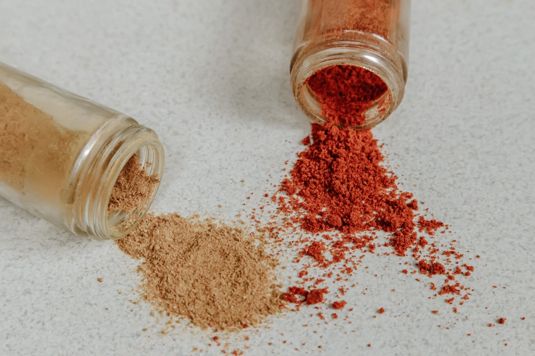découvrez le cumin, une épice aromatique aux saveurs intenses et réchauffantes. apprenez ses bienfaits pour la santé, ses utilisations variées en cuisine et explorez des recettes savoureuses qui révèlent toute la richesse de cette épice millénaire.