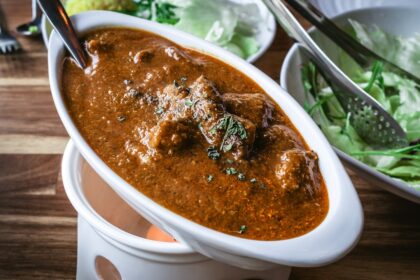 découvrez l'univers riche et épicé du curry, un plat savoureux aux multiples variations qui ravira vos papilles. apprenez à préparer des recettes originales et saines, tout en explorant les différentes cultures culinaires qui mettent en valeur cette épice emblématique.