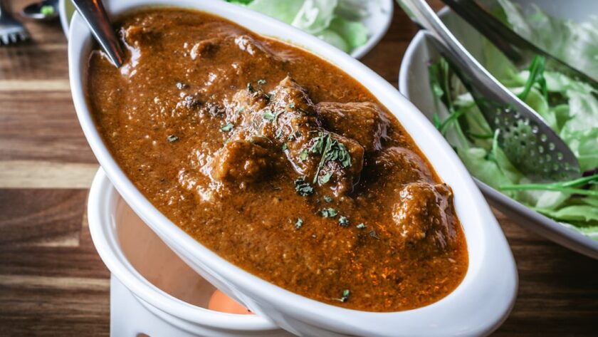 découvrez l'univers riche et épicé du curry, un plat savoureux aux multiples variations qui ravira vos papilles. apprenez à préparer des recettes originales et saines, tout en explorant les différentes cultures culinaires qui mettent en valeur cette épice emblématique.