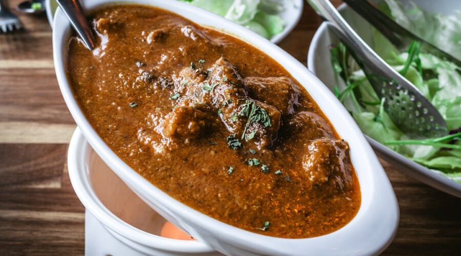 découvrez l'univers riche et épicé du curry, un plat savoureux aux multiples variations qui ravira vos papilles. apprenez à préparer des recettes originales et saines, tout en explorant les différentes cultures culinaires qui mettent en valeur cette épice emblématique.