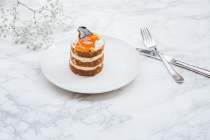 découvrez des recettes de desserts irrésistibles qui raviront vos papilles. que vous soyez amateur de chocolat, de fruits frais ou de douces crèmes, trouvez l'inspiration pour préparer des gourmandises qui feront le bonheur de tous. laissez-vous tenter par nos astuces et conseils de chefs pour réaliser des desserts dignes des plus grandes tables.