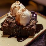 découvrez notre sélection irrésistible de desserts, alliant saveurs exquises et présentations gourmandes. que vous soyez amateur de chocolat, de fruits ou de crèmes onctueuses, nos recettes de desserts vous séduiront à coup sûr. faites plaisir à vos papilles et inspirez-vous pour vos prochaines occasions sucrées !
