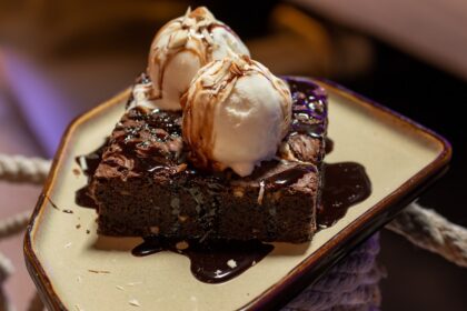 découvrez notre sélection irrésistible de desserts, alliant saveurs exquises et présentations gourmandes. que vous soyez amateur de chocolat, de fruits ou de crèmes onctueuses, nos recettes de desserts vous séduiront à coup sûr. faites plaisir à vos papilles et inspirez-vous pour vos prochaines occasions sucrées !