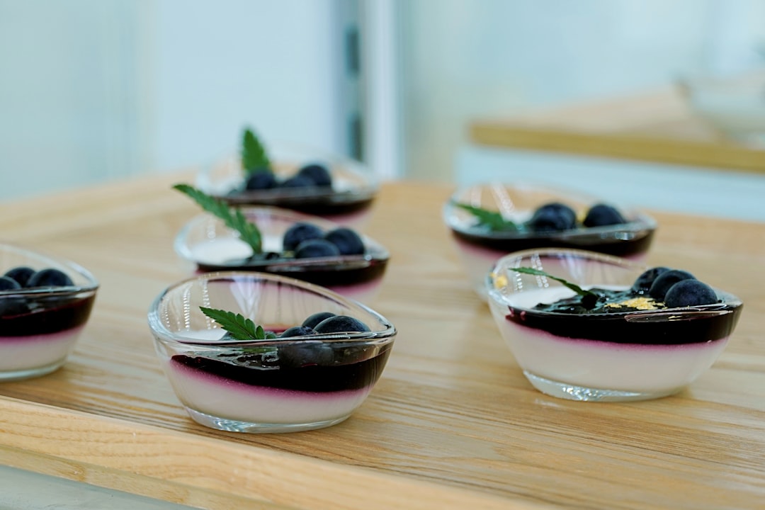 découvrez une délicieuse sélection de desserts qui raviront vos papilles. qu'il s'agisse de douceurs classiques ou de créations modernes, chaque recette est un véritable plaisir sucré. laissez-vous tenter par nos idées de desserts faciles à réaliser pour toutes les occasions.