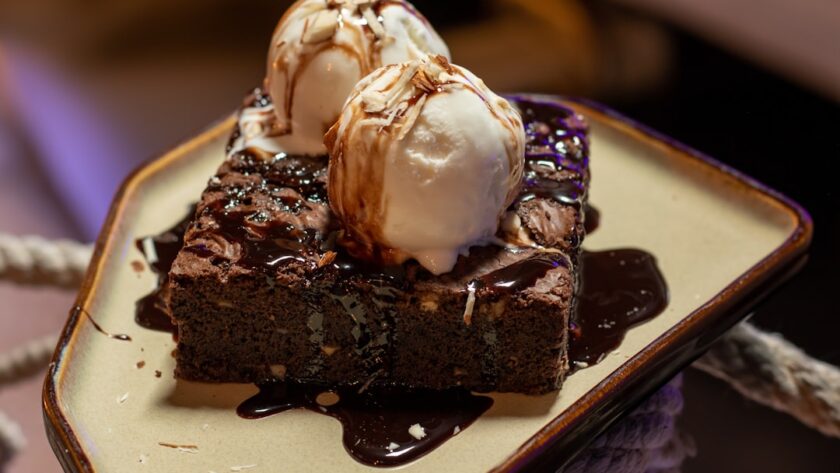 découvrez notre sélection irrésistible de desserts, alliant saveurs exquises et présentations gourmandes. que vous soyez amateur de chocolat, de fruits ou de crèmes onctueuses, nos recettes de desserts vous séduiront à coup sûr. faites plaisir à vos papilles et inspirez-vous pour vos prochaines occasions sucrées !