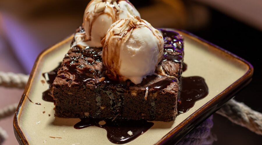 découvrez notre sélection irrésistible de desserts, alliant saveurs exquises et présentations gourmandes. que vous soyez amateur de chocolat, de fruits ou de crèmes onctueuses, nos recettes de desserts vous séduiront à coup sûr. faites plaisir à vos papilles et inspirez-vous pour vos prochaines occasions sucrées !