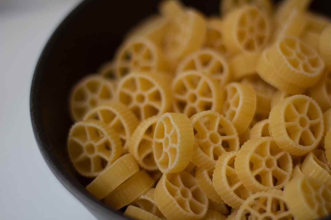 découvrez notre recette facile de pâtes qui ne nécessite que quelques ingrédients simples. parfaite pour un repas rapide et savoureux, cette recette vous permettra de régaler vos proches en un rien de temps.