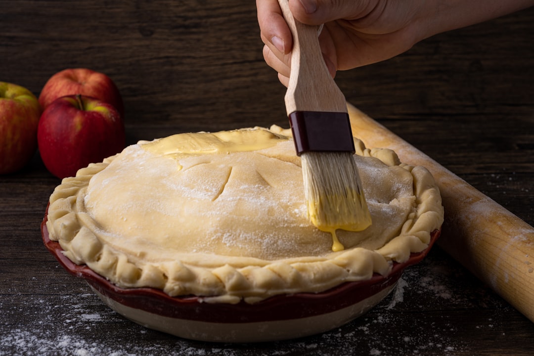 découvrez cette recette facile de tarte qui ravira vos papilles ! préparez un dessert délicieux en quelques étapes simples avec des ingrédients courants. idéale pour les gourmands pressés, cette tarte facile à réaliser est parfaite pour toutes les occasions.