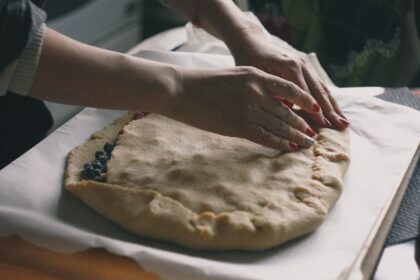 découvrez cette recette de tarte facile et délicieuse ! préparez un dessert irrésistible en quelques étapes simples, parfait pour les débutants en cuisine. idéal pour vos repas en famille ou entre amis, cette recette saura séduire tous les palais.