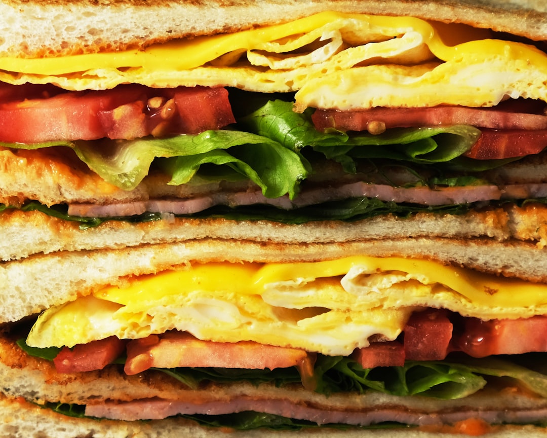 découvrez une recette facile de sandwich qui ravira vos papilles ! préparez en un rien de temps un déjeuner savoureux et rapide avec des ingrédients simples et frais. idéal pour les repas sur le pouce ou des moments conviviaux en famille.