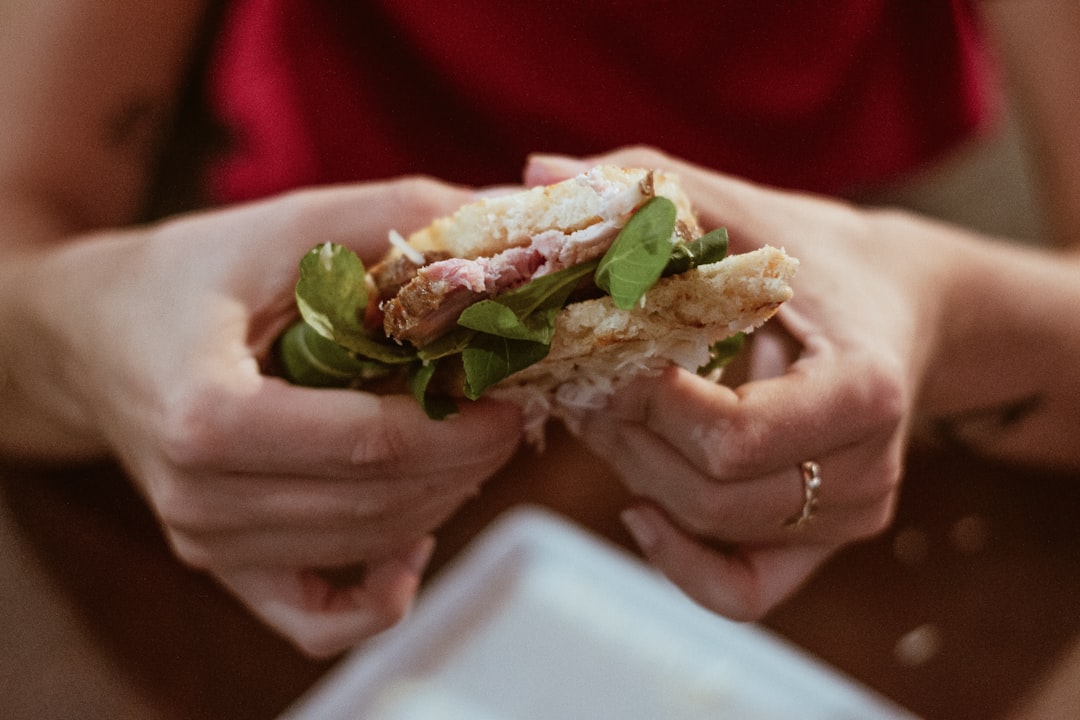 découvrez notre recette facile de sandwich, parfaite pour un déjeuner rapide ou un encas savoureux. en quelques étapes simples, préparez un sandwich délicieux avec des ingrédients frais et variés. idéal pour les gourmets pressés !