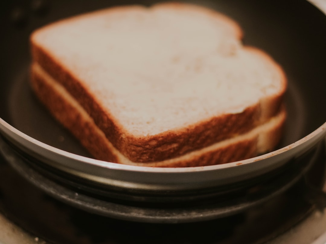découvrez une recette de sandwich facile à réaliser pour un déjeuner rapide et savoureux. préparez des ingrédients simples et créez un délice en quelques minutes. idéal pour les gourmets pressés!