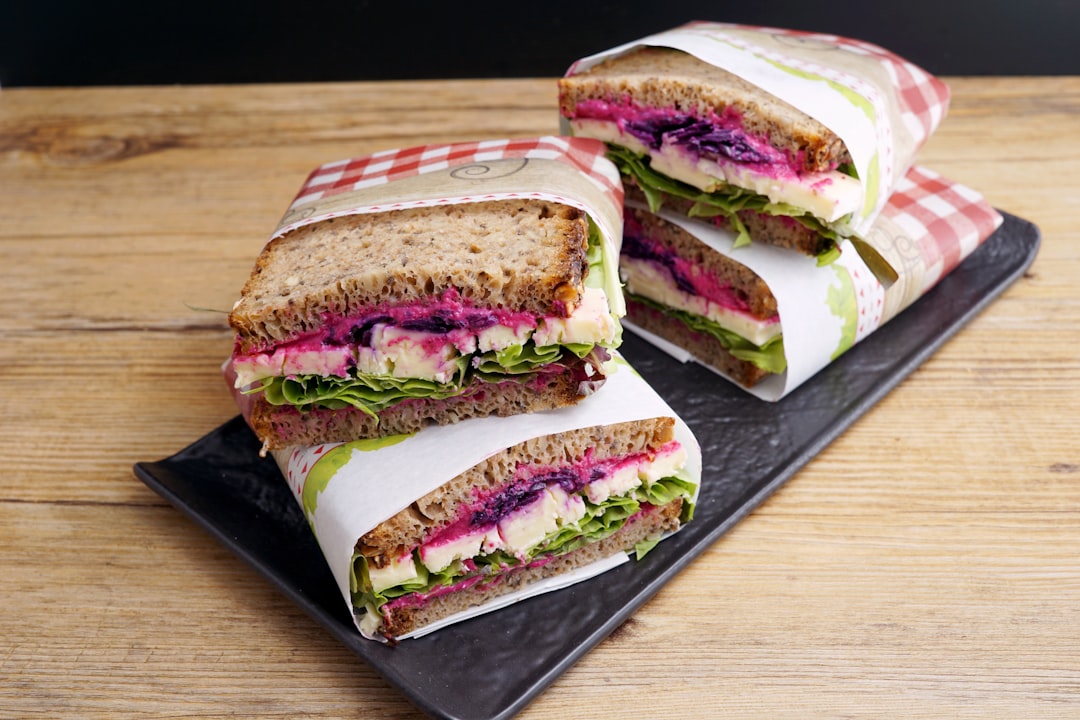 découvrez cette recette de sandwich facile et rapide à réaliser ! parfaite pour un déjeuner sur le pouce ou un repas savoureux, cette recette vous guidera pas à pas pour créer un délicieux sandwich en un rien de temps.