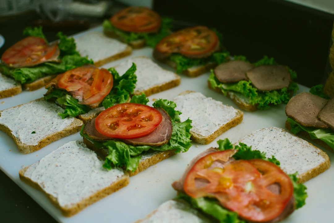 découvrez notre recette de sandwich facile à préparer, parfaite pour un déjeuner rapide ou un en-cas délicieux. suivez nos étapes simples pour concocter un sandwich qui ravira vos papilles en un rien de temps !