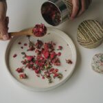 découvrez le monde fascinant des fleurs comestibles, leurs saveurs uniques et leurs utilisations en cuisine. apprenez à les intégrer dans vos plats pour garnir vos repas d'une touche colorée et délicieuse.