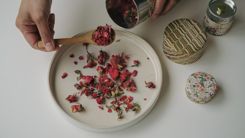 découvrez le monde fascinant des fleurs comestibles, leurs saveurs uniques et leurs utilisations en cuisine. apprenez à les intégrer dans vos plats pour garnir vos repas d'une touche colorée et délicieuse.