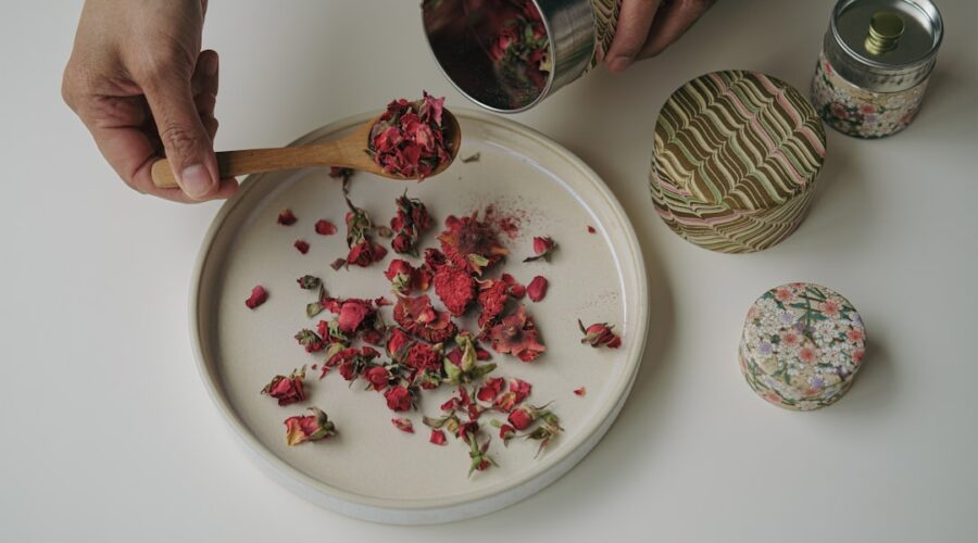 découvrez le monde fascinant des fleurs comestibles, leurs saveurs uniques et leurs utilisations en cuisine. apprenez à les intégrer dans vos plats pour garnir vos repas d'une touche colorée et délicieuse.