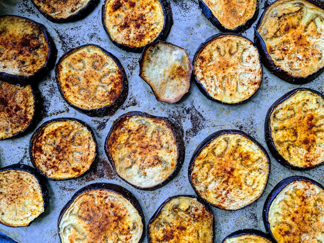 découvrez tout sur l'aubergine, ce légume savoureux aux multiples facettes. apprenez des recettes innovantes, des conseils de préparation et les bienfaits nutritionnels de ce superaliment. parfait pour enrichir vos plats !