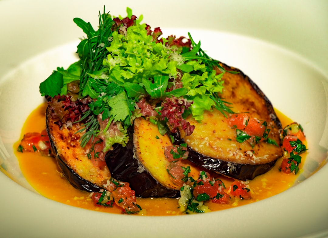 découvrez tout sur l'aubergine : ses bienfaits nutritionnels, des recettes savoureuses à essayer et des conseils pour la cultiver dans votre jardin. plongez dans l'univers de ce légume incontournable et apprenez à l'intégrer facilement dans vos plats quotidiens.