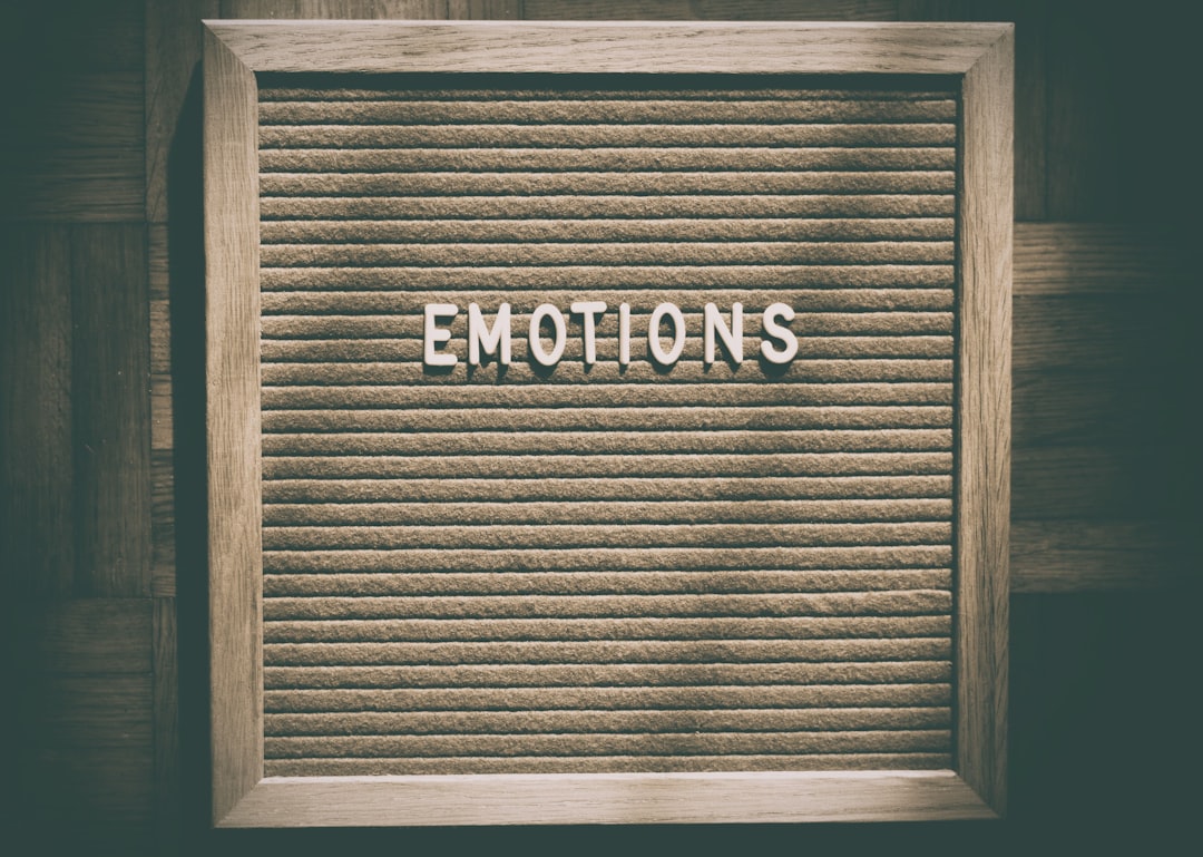 découvrez comment l'encombrement émotionnel peut affecter votre bien-être et apprenez des techniques pour le surmonter. libérez votre esprit et retrouvez la sérénité en dénouant les émotions refoulées et en cultivant une vie plus équilibrée.