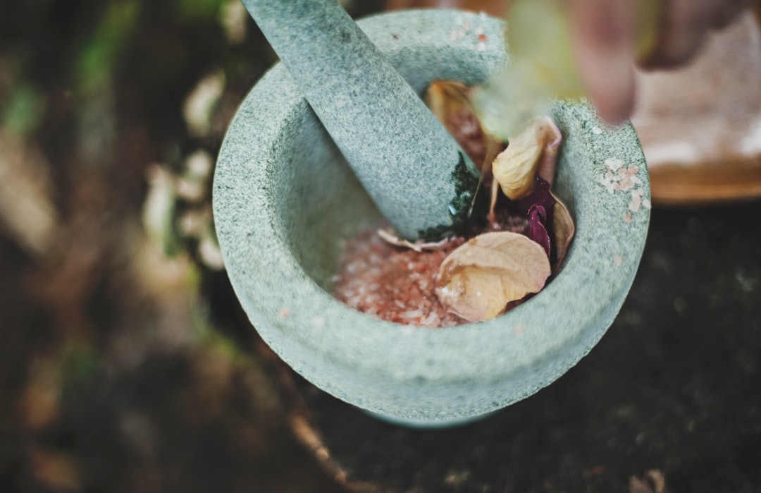découvrez les bienfaits des huiles essentielles pour votre bien-être au quotidien. plantes aromatiques, aromathérapie et conseils d'utilisation pour apaiser, revitaliser et équilibrer votre esprit et votre corps.