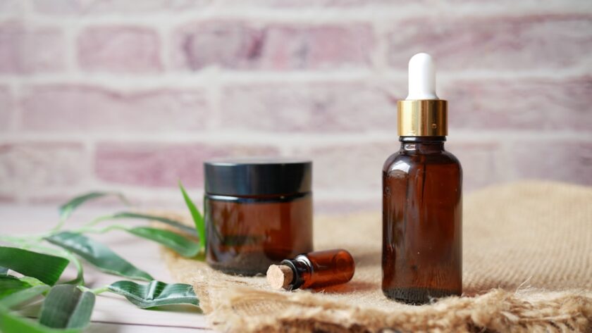découvrez l'univers des huiles essentielles, ces extraits naturels aux multiples bienfaits. apprenez à les utiliser pour améliorer votre bien-être, favoriser la relaxation et purifier votre espace. explorez les propriétés des différentes huiles essentielles et intégrez-les dans votre quotidien pour une vie plus saine et équilibrée.