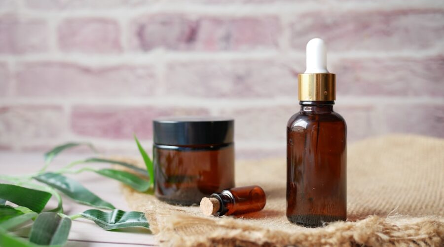 découvrez l'univers des huiles essentielles, ces extraits naturels aux multiples bienfaits. apprenez à les utiliser pour améliorer votre bien-être, favoriser la relaxation et purifier votre espace. explorez les propriétés des différentes huiles essentielles et intégrez-les dans votre quotidien pour une vie plus saine et équilibrée.