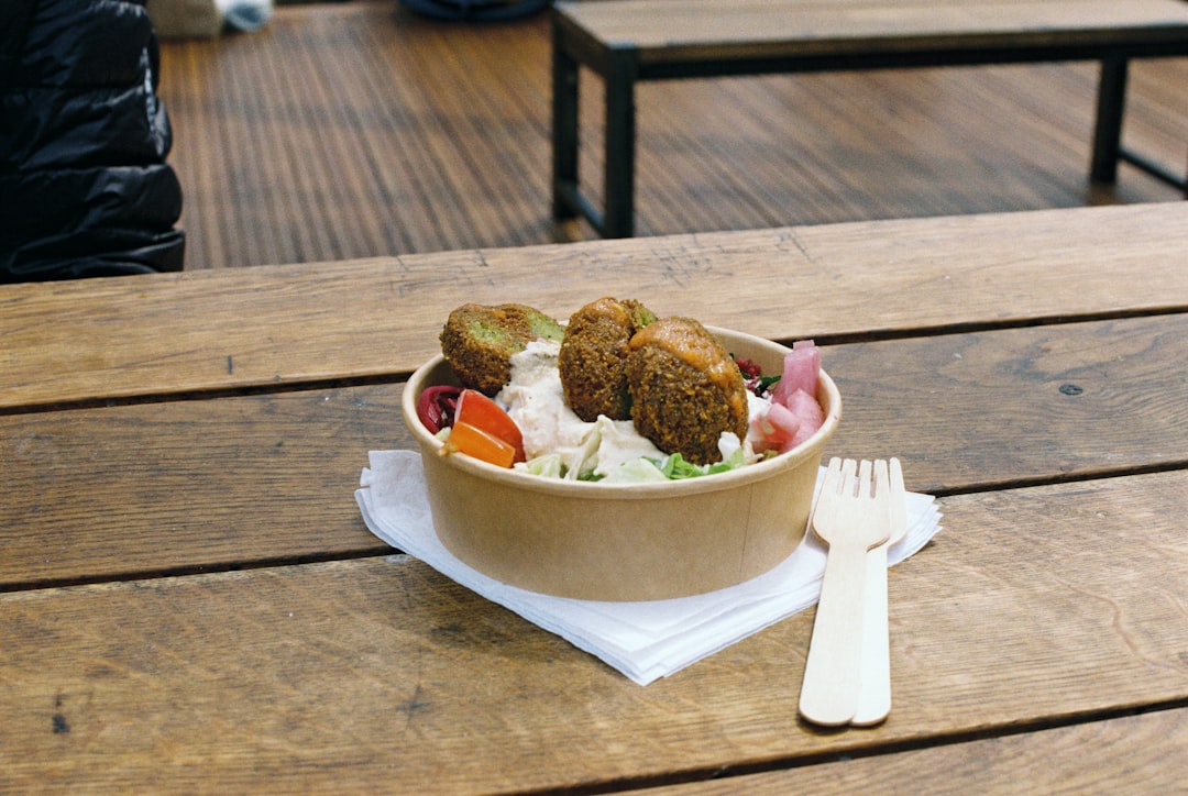 découvrez le falafel, cette délicieuse spécialité végétarienne du moyen-orient, composée de pois chiches ou de fèves, parfaitement épicée et croustillante. savourez-le en wrap, en salade ou en plat principal pour un repas sain et savoureux !