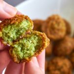 découvrez les délices des falafels, ces boulettes croustillantes à base de pois chiches, parfumées aux épices et garnies de légumes frais. parfaites pour un repas végétarien savoureux et plein de couleurs, les falafels s'invitent dans vos assiettes pour une explosion de saveurs méditerranéennes.