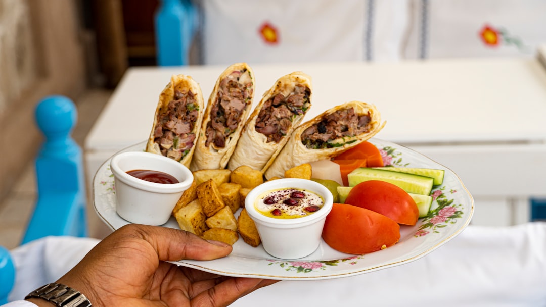 découvrez le falafel, un savoureux met végétarien d'origine moyen-orientale. ces boulettes de pois chiches, croustillantes à l'extérieur et moelleuses à l'intérieur, sont souvent servies dans un pain pita avec des légumes frais et des sauces délicieuses. parfait pour un repas sain et gourmand !