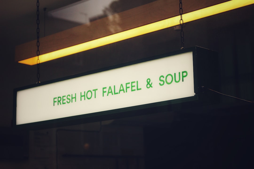 découvrez le falafel, ce délicieux plat végétarien originaire du moyen-orient, à base de pois chiches ou de fèves, parfumé aux épices et souvent servi dans un pain pita avec des légumes frais et des sauces savoureuses. idéal pour un repas léger ou un en-cas plein de saveurs!