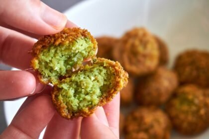 découvrez les délices des falafels, ces boulettes croustillantes à base de pois chiches, parfumées aux épices et garnies de légumes frais. parfaites pour un repas végétarien savoureux et plein de couleurs, les falafels s'invitent dans vos assiettes pour une explosion de saveurs méditerranéennes.