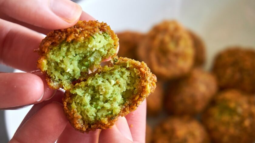 découvrez les délices des falafels, ces boulettes croustillantes à base de pois chiches, parfumées aux épices et garnies de légumes frais. parfaites pour un repas végétarien savoureux et plein de couleurs, les falafels s'invitent dans vos assiettes pour une explosion de saveurs méditerranéennes.