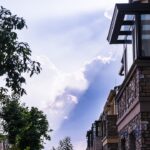découvrez le concept de familiarité et son impact sur nos relations et interactions quotidiennes. explorez comment la proximité et la connaissance d'autrui influencent nos perceptions et comportements. plongez dans une analyse qui vous éveillera à l'importance de l'environnement familier dans notre vie.