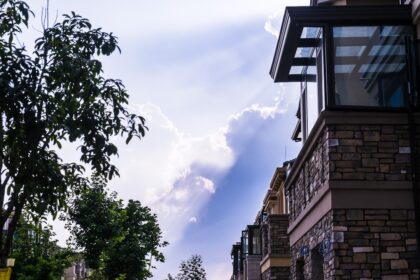 découvrez le concept de familiarité et son impact sur nos relations et interactions quotidiennes. explorez comment la proximité et la connaissance d'autrui influencent nos perceptions et comportements. plongez dans une analyse qui vous éveillera à l'importance de l'environnement familier dans notre vie.