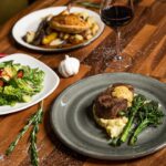 découvrez la tendresse et la saveur du filet mignon, un morceau de choix idéal pour vos repas gastronomiques. apprenez à le cuisiner parfaitement et à l'accompagner avec des garnitures délicieuses pour émerveiller vos invités.