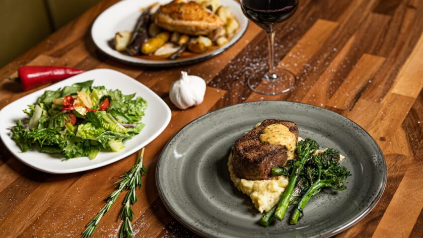 découvrez la tendresse et la saveur du filet mignon, un morceau de choix idéal pour vos repas gastronomiques. apprenez à le cuisiner parfaitement et à l'accompagner avec des garnitures délicieuses pour émerveiller vos invités.