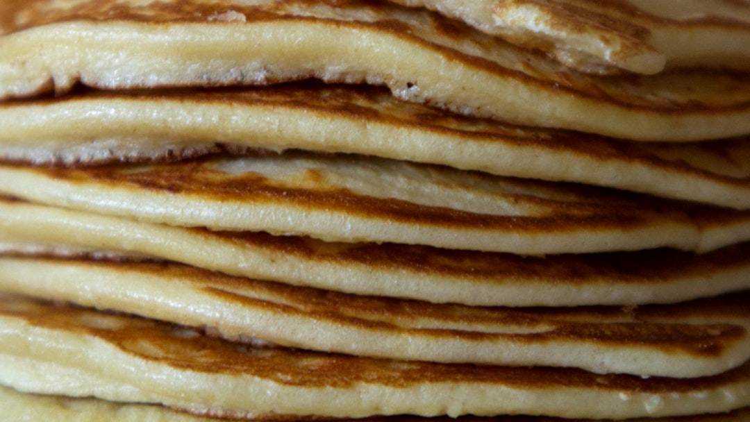 découvrez la recette des fluffy pancakes, ces crêpes moelleuses et aériennes qui raviront vos petits-déjeuners. faciles à préparer, ces pancakes sont parfaits avec du sirop d'érable, des fruits frais ou une touche de nutella. savourez des moments gourmands en un rien de temps !