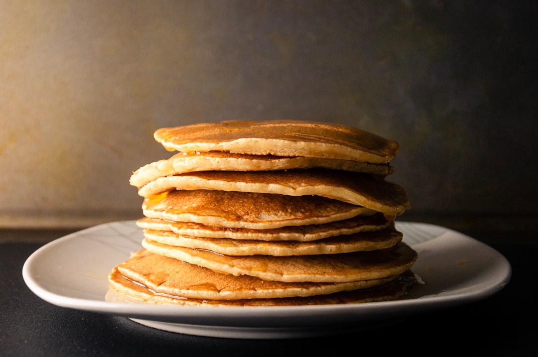 découvrez la recette ultime des fluffy pancakes, des crêpes moelleuses et légères qui fondent dans la bouche. parfaites pour un petit-déjeuner gourmand ou un brunch entre amis, savourez-les avec vos garnitures préférées comme le sirop d'érable, les fruits frais ou la crème fouettée. réveillez vos papilles avec cette délicieuse expérience culinaire !
