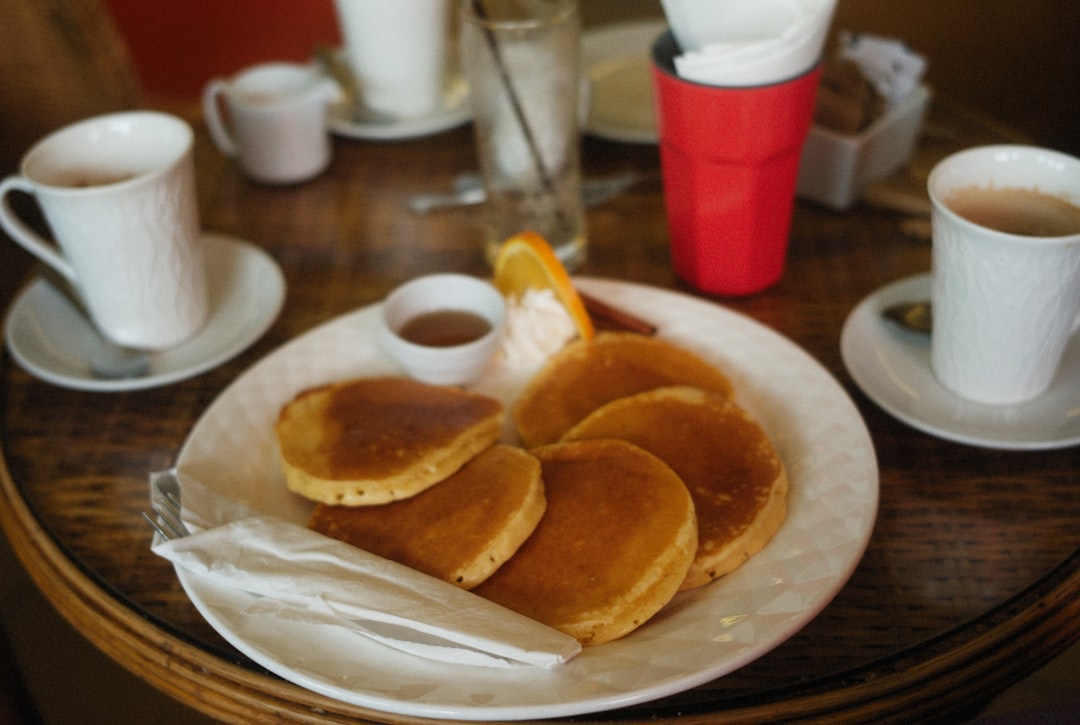 découvrez la recette des pancakes moelleux et légers, parfaits pour un petit-déjeuner gourmand. apprenez à réaliser ces délices fluffys en quelques étapes simples et impressionnez vos proches avec des crêpes aérées et savoureuses.