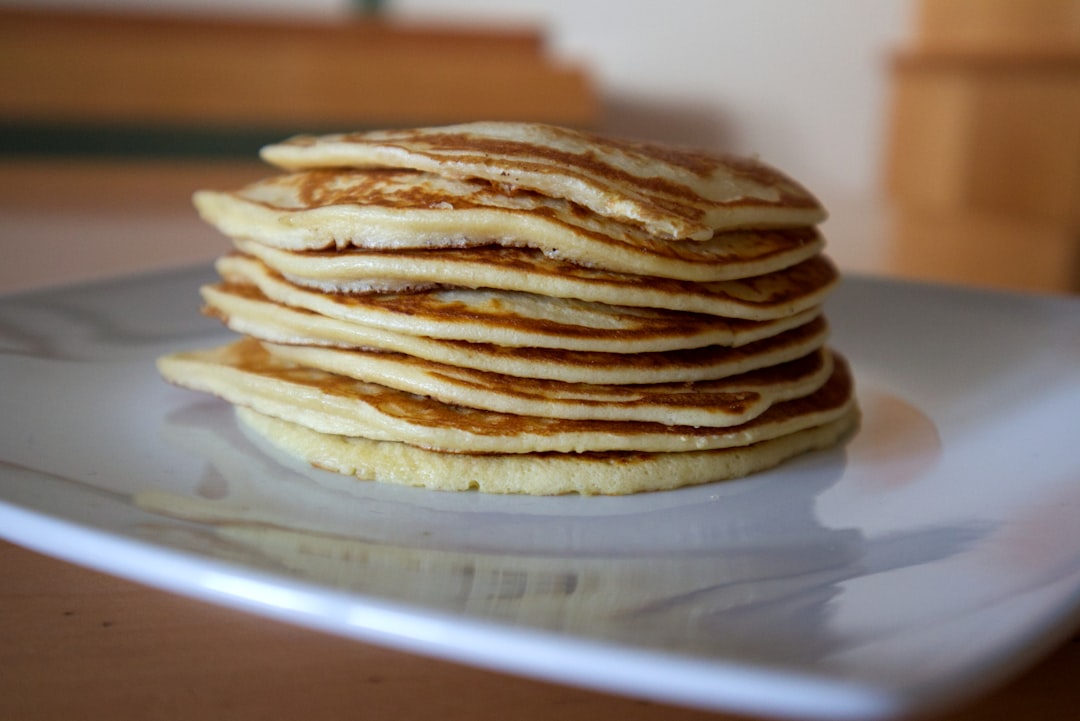 découvrez comment préparer des pancakes moelleux à la perfection ! cette recette facile vous permettra de savourer des pancakes légers et aériens, idéaux pour un petit-déjeuner ou un brunch délicieux. essayez-les avec vos garnitures préférées !